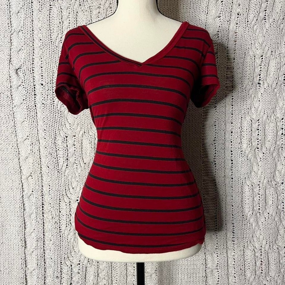 2000s Red & black striped v-neck top with short sleeves Size L